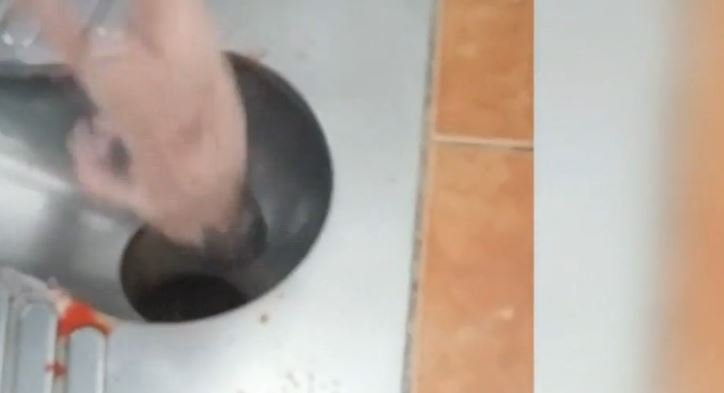 Pekińscy policjanci wyciągnęli z publicznej toalety noworodka