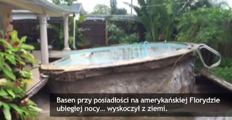 Podmyty basen wyskoczył na taras 