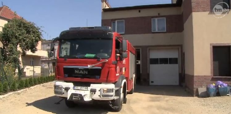 Wóz strażacki nie mieści się w remizie