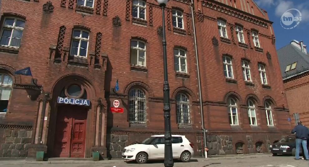 Brutalne przesłuchania na komendzie w Olsztynie. Kolejni policjanci usłyszeli zarzuty