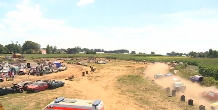 Są stare, głośne i poobijane. Wyścigi wraków w Katowicach