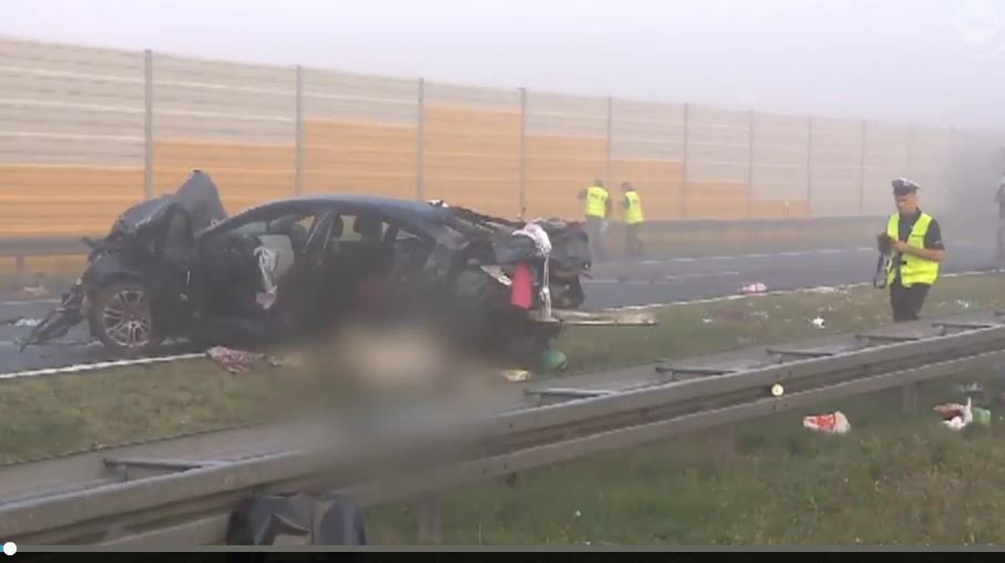 Samochód uderzył w barierę na A2, staranowała go ciężarówka. Zginęło dwoje dzieci