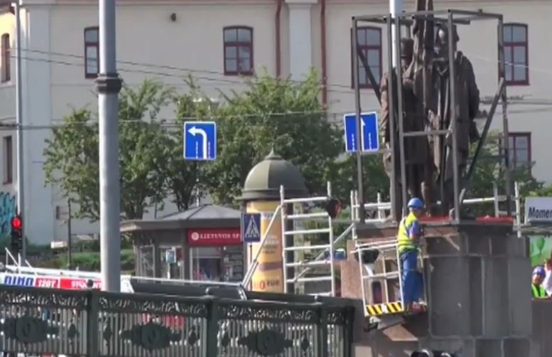 Radzieckie symbole znikają z wileńskiego Zielonego Mostu
