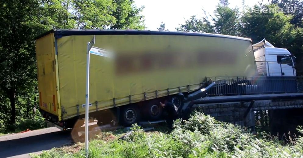 Tir zwisa z wiaduktu kolejowego w Szklarskiej Porębie