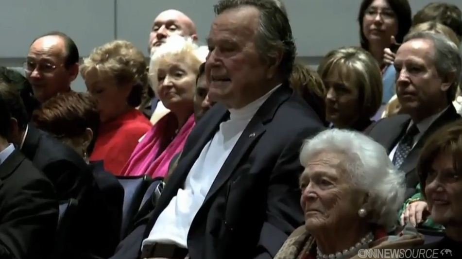 91-letni George Bush senior trafił do szpitala. Złamał kręg szyjny