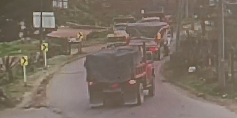 Autobus z pasażerami przewrócił się na bok. Film z monitoringu