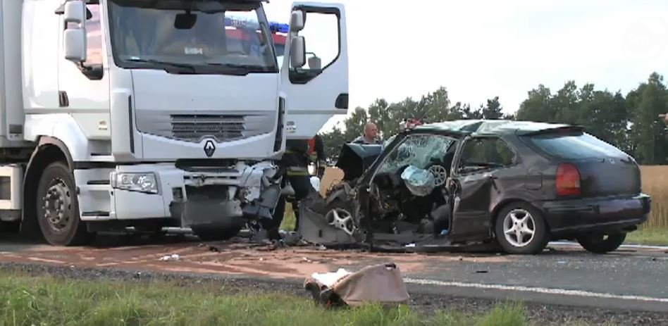 Samochód osobowy zderzył się czołowo z tirem pod Kłobuckiem. Zginęła kobieta, jej syn walczy o życie