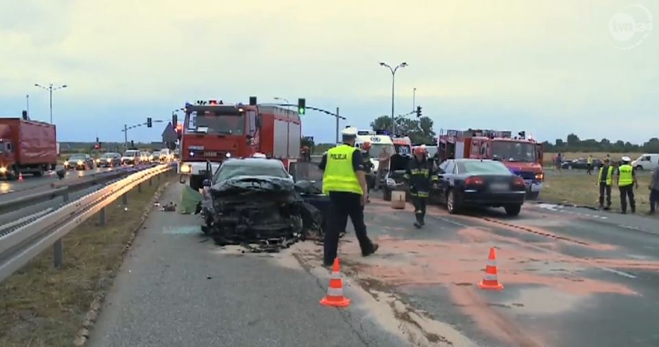 Rozpędzony passat staranował cztery inne auta. Cztery osoby ranne pod Częstochową