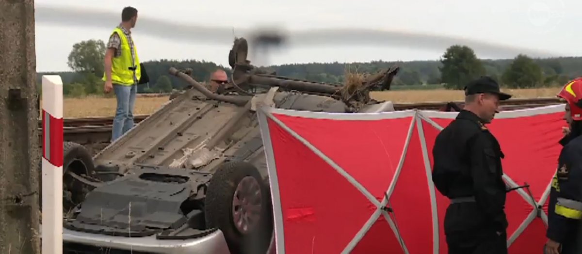 Pociąg wjechał w tył samochodu. Zginęły trzy osoby, dwie są ranne