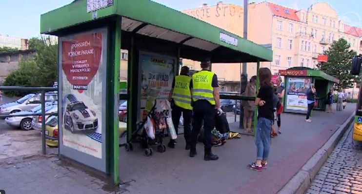 Ponad dwie godziny czekali na karetkę. Dzwonili kilkadziesiąt razy