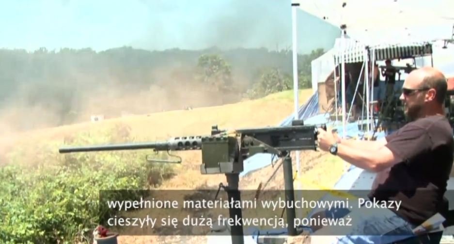 Podczas pokazu broni można było postrzelać do samochodów