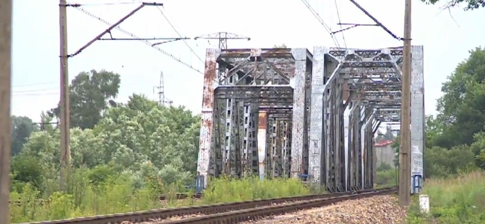 13-latek spadł z mostu kolejowego. Walczy o życie