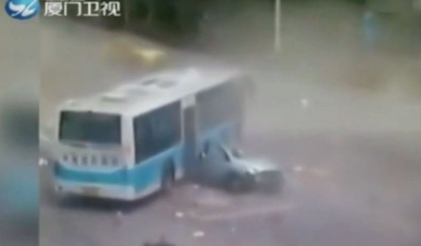 Dramatyczny wypadek w Chinach. Wjechał na skrzyżowanie z prędkością 200 km/h