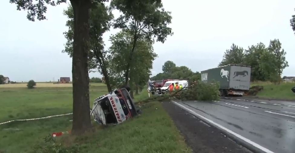 Wypadek karetki na sygnale. Ranna ciężarna kobieta