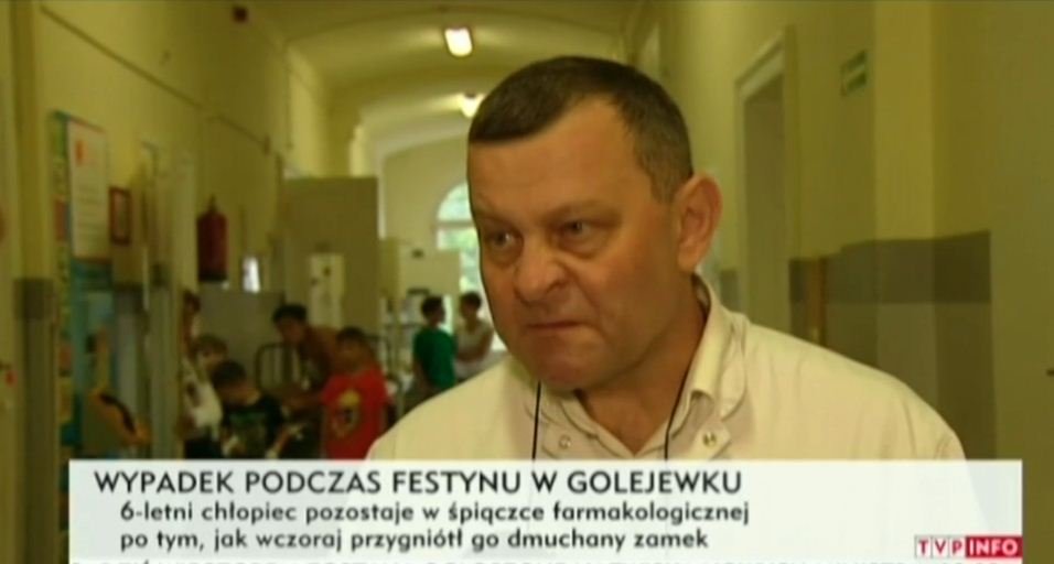 6-latek przygnieciony przez dmuchany zamek. Jest w stanie ciężkim