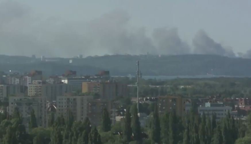 Kłęby dymu nad Gdynią. Pożar w Stoczni Marynarki Wojennej