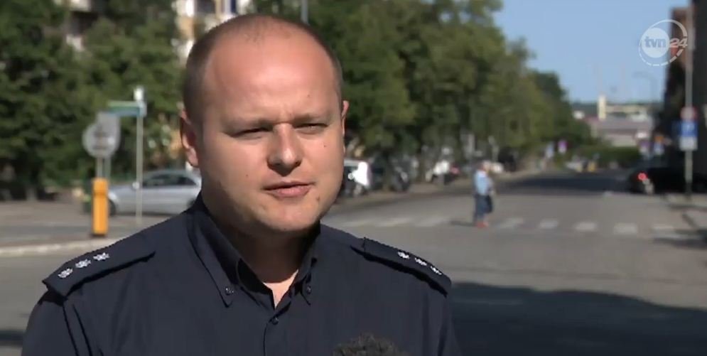 BMW staranowało inne auto i ogrodzenie. Kierowca i pasażerowie uciekli