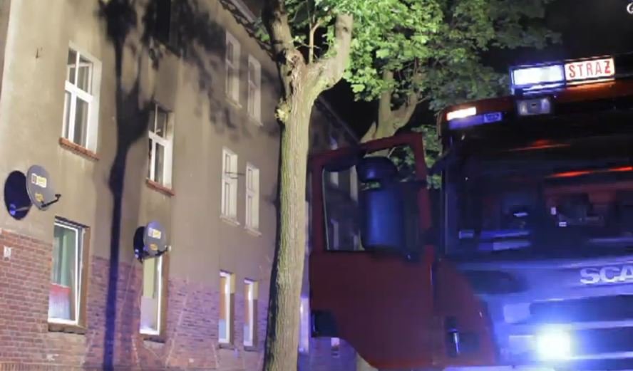 Sąsiedzi wyprowadzili z płomieni starszego mężczyznę