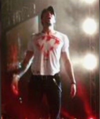 Enrique Iglesias pociął sobie palce, ale nie przerwał występu