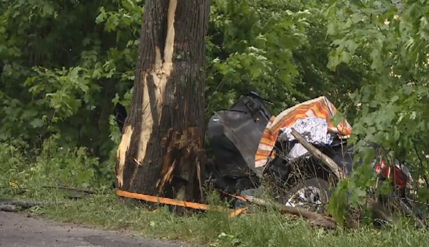 Osobówka uderzyła w drzewo pod Kościerzyną. Nie żyją 3 osoby