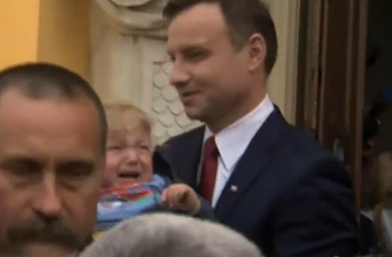 Andrzej Duda jak papież. Ucałował dziecko podane mu z tłumu