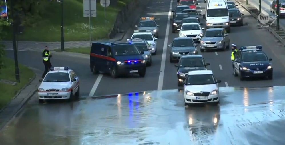 Woda zalała trasę Łazienkowską w Warszawie. Awaria wodociągu
