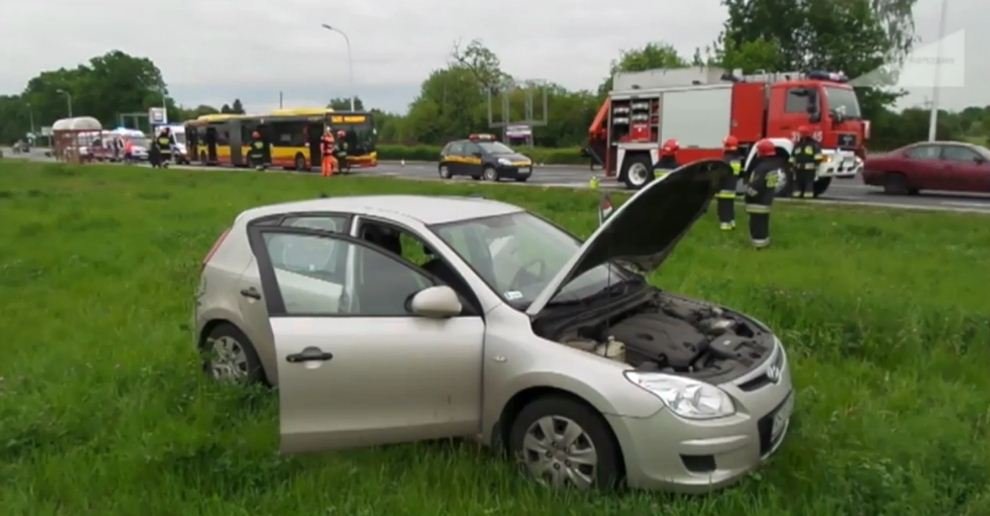 Zderzenie autobusu z osobówką. Jedna osoba w szpitalu