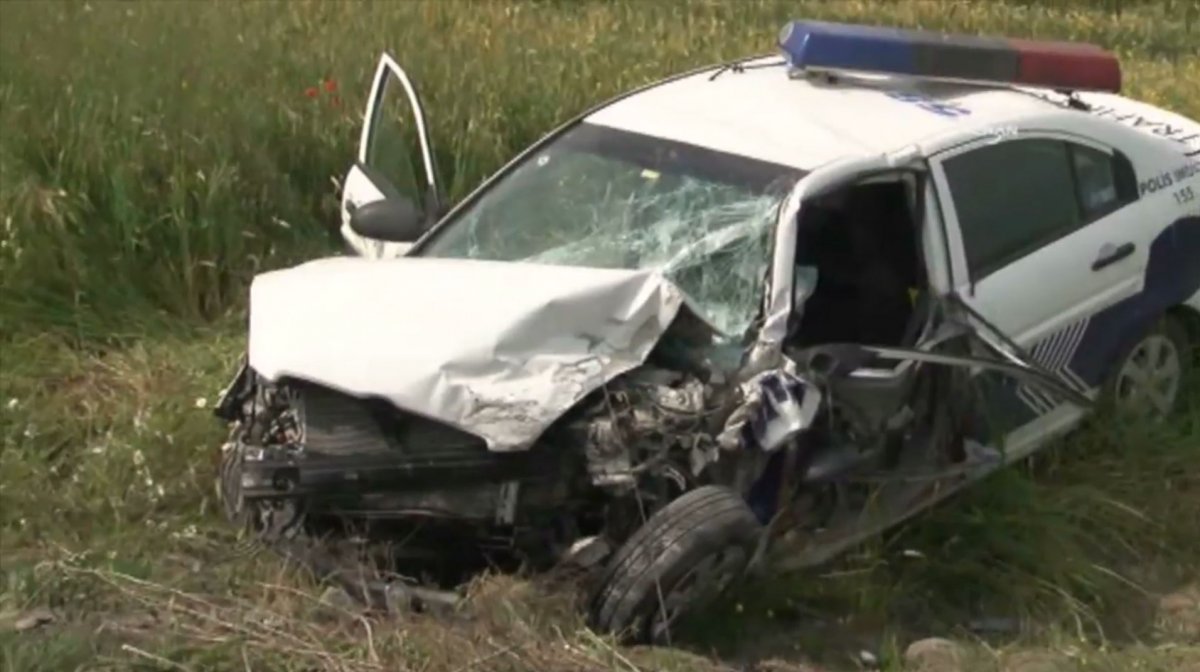 Jeep zderzył się czołowo z radiowozem. Policjant zmarł w szpitalu