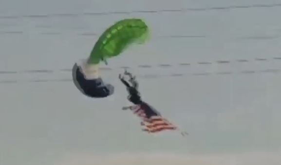 Spadochroniarz wpadł na przewody wysokiego napięcia podczas pokazu w USA
