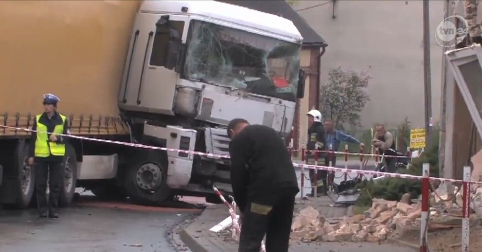 Tir z dużą siłą uderzył w dom. Budynek do rozbiórki