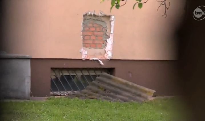 Ukradli 600 tys. zł przez dziurę w ścianie banku. Policja sprawdziła drzwi i... odjechała
