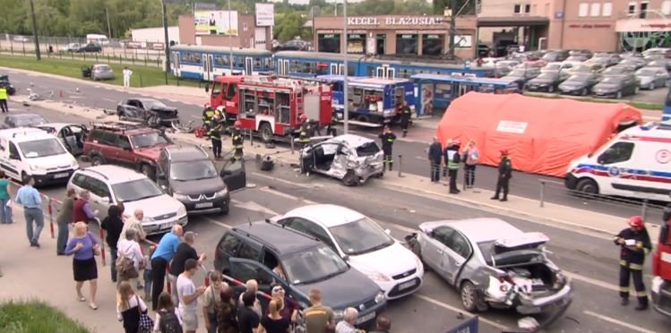 Ciężarówka staranowała 19 samochodów. 15 osób rannych