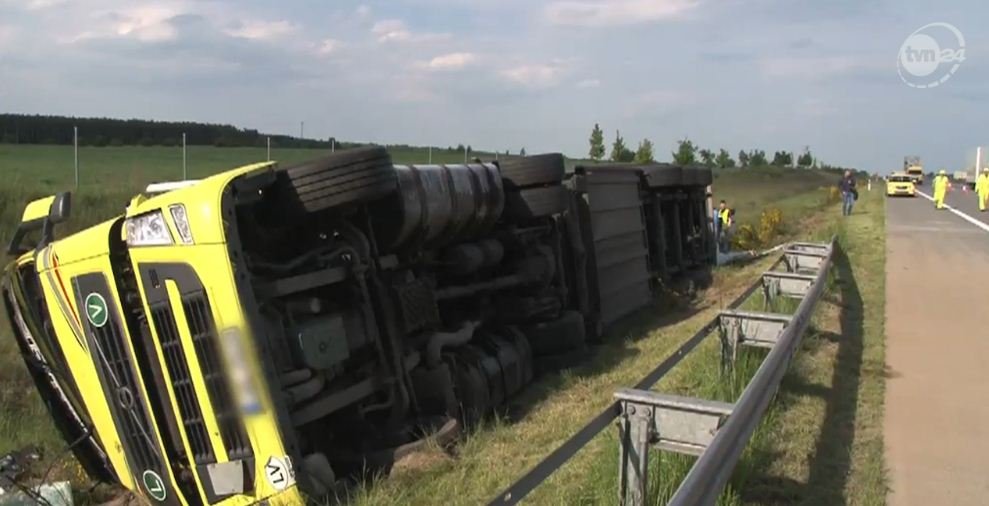 Kierowca zasnął za kierownicą. Tir z 8 tonami chipsów wpadł do rowu