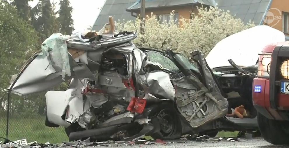 Tragiczny wypadek na DK 7. Nie żyje kobieta i dziecko