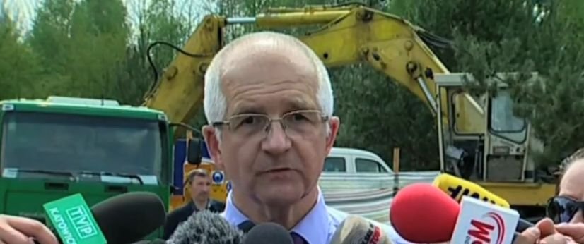 Akcja w kopalni Wujek. Ratownicy przygotowują się do opuszczenia mikrofonu i głośnika