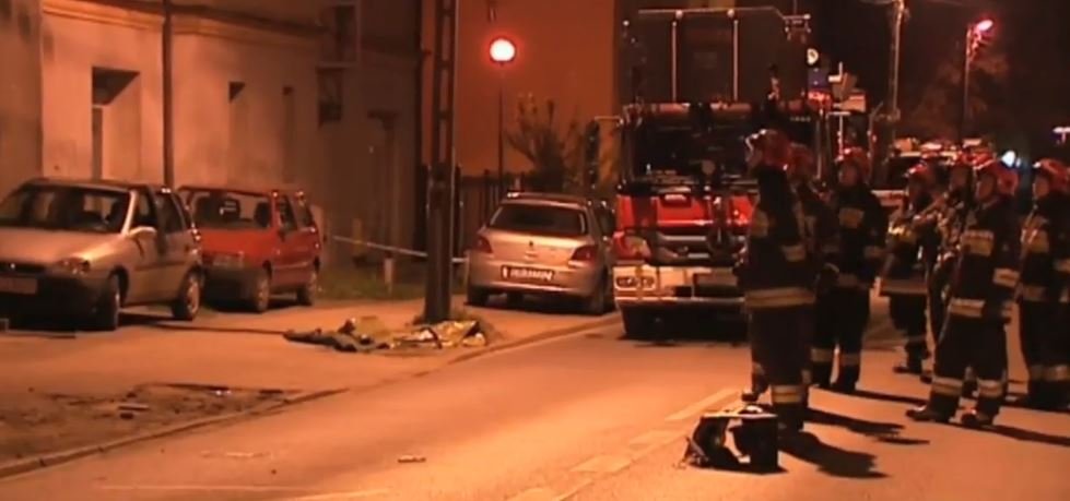 Zabarykadował się z dwuletnim synem w mieszkaniu i grozi samobójstwem. Trwają negocjacje