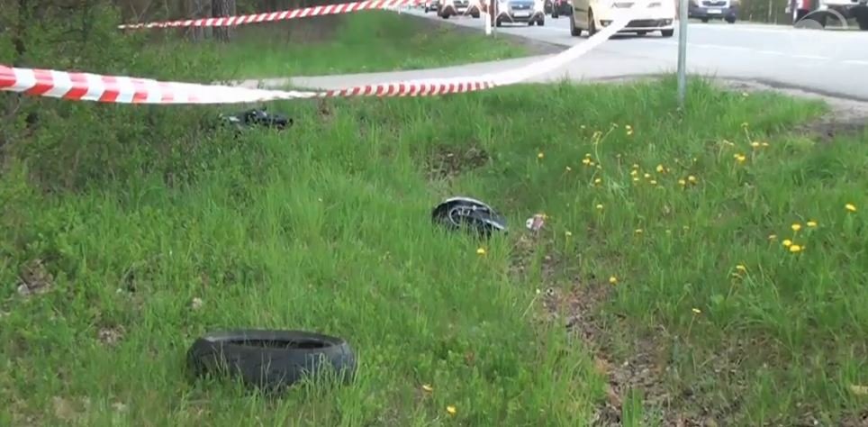 Motocyklista zahaczył od samochód i uderzył w barierki. Zginął na miejscu