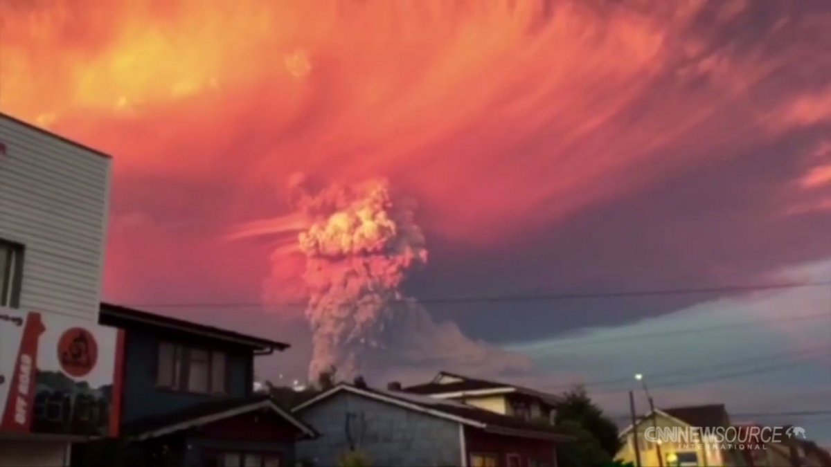Po erupcji wulkanu w Chile domy i ulice pokrywa gruba warstwa pyłu