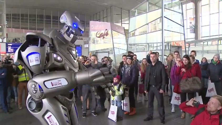 Titan Robot, który tańczył z Rihanną odwiedził Polskę