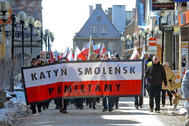 Polscy biegli pobierają próbki z wraku Tu-154M