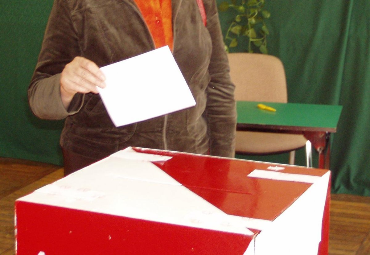 PiS wyprzedza PO w sondażu CBOS