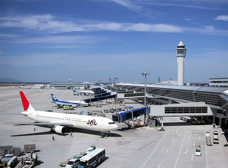 LOT chce zwolnić 700 osób