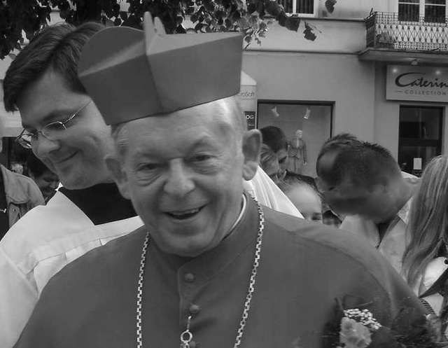 Tłumy żegnają prymasa Glempa