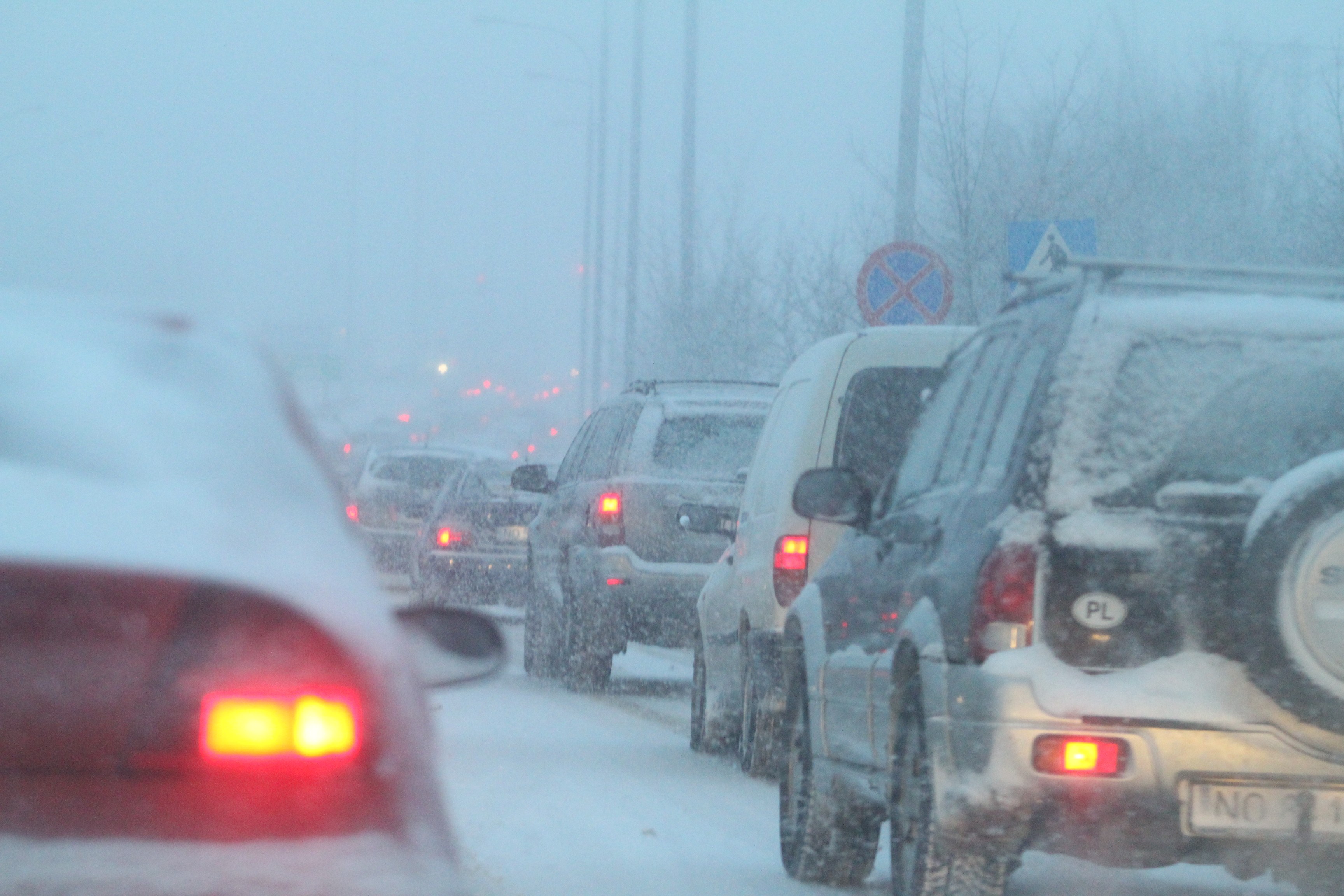 Spadło nawet 20 cm śniegu. Fatalnie warunki na drogach
