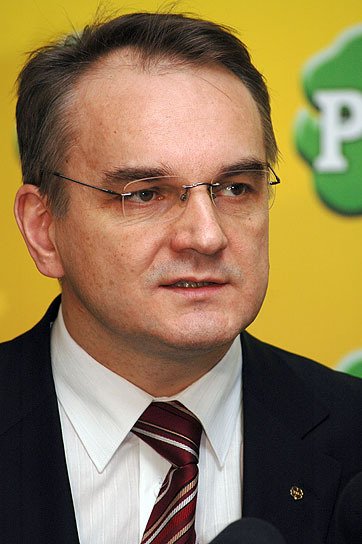 Życie toczy się obok sondaży. Ważniejsze są emerytury