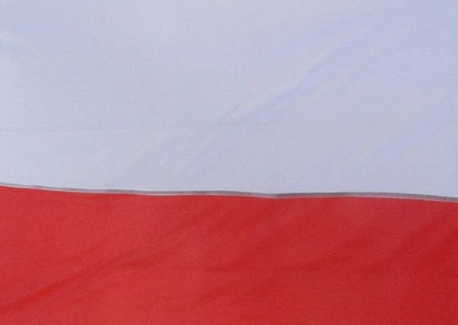 Flaga Polski opuszczona do połowy masztu