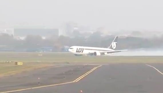 Zobacz najlepszy film z awaryjnego lądowania boeinga 767 na Warszawskim Okęciu