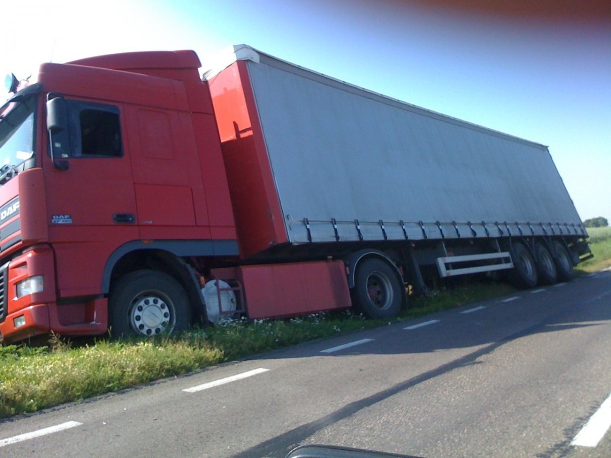 Między Ostródą a Lubawą tir wjechał do rowu
