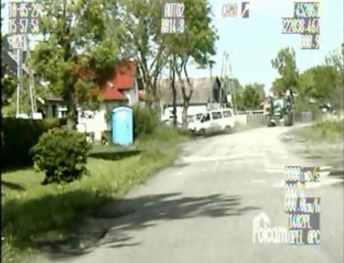 Zygzakiem wyprzedził traktor. Rajd skończył na drzewie