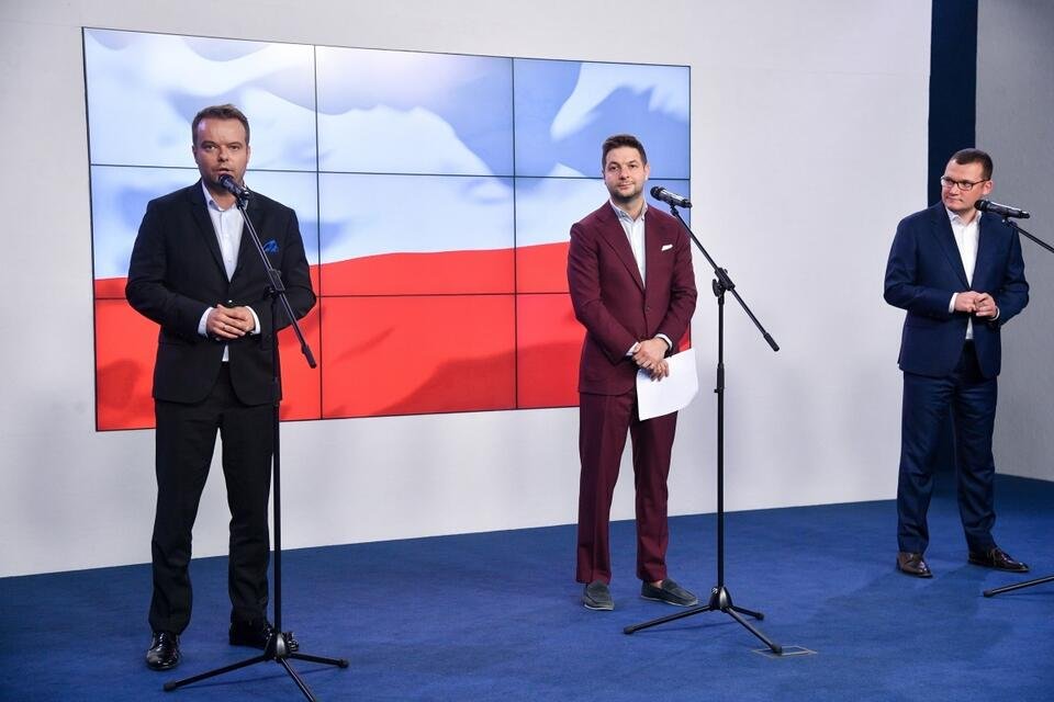 Posłowie PiS: dwa lata od wyborów to czas chaosu i łamania prawa